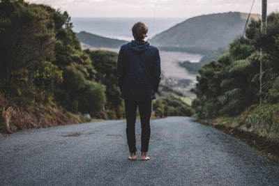 站在河边道路上的男子